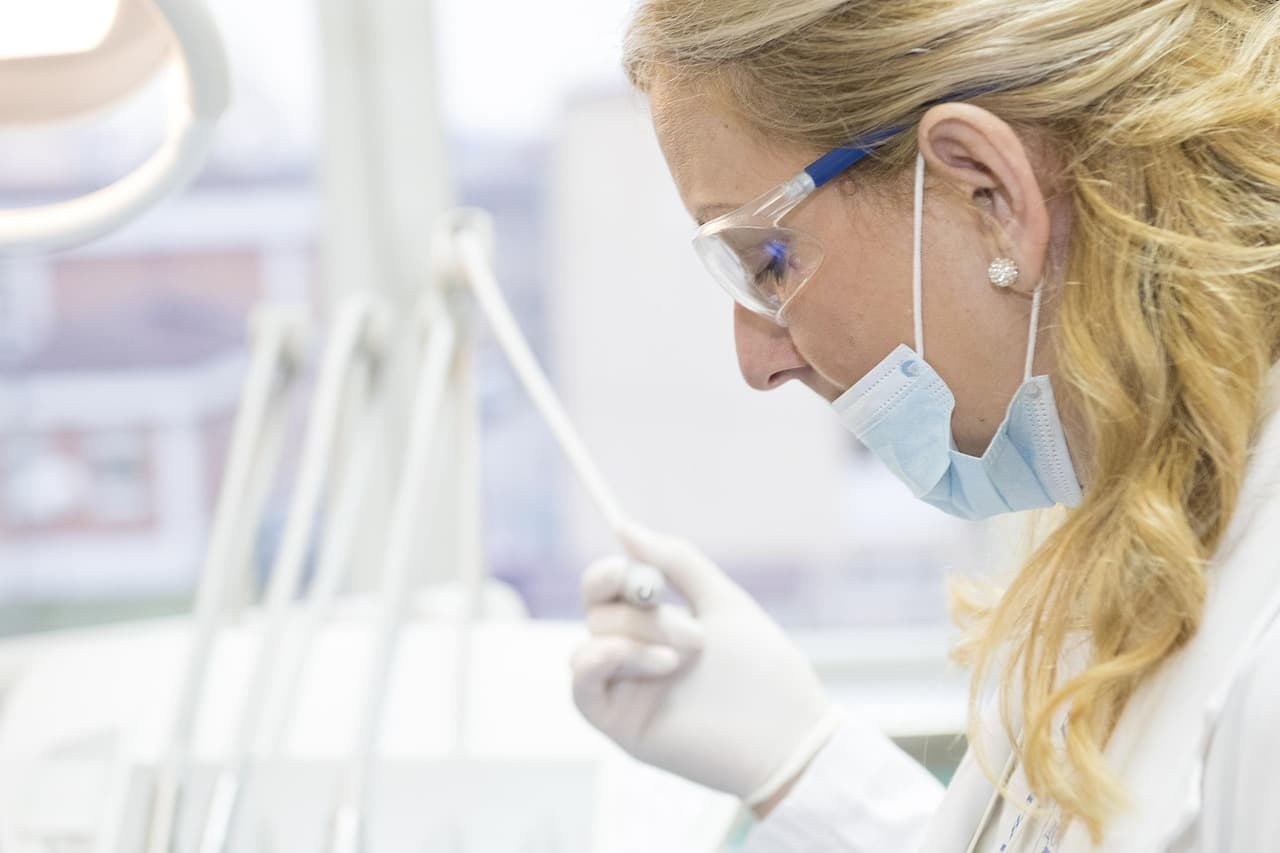 A hygiene therapist preparing for a clean